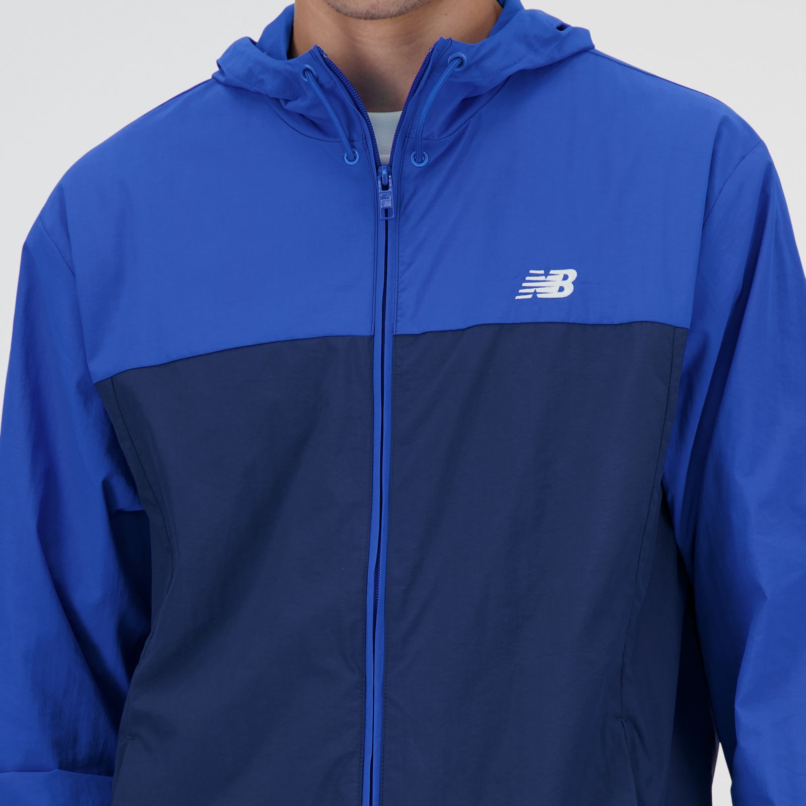 Sebastian usa talla M y mide 188cm | Pecho 98.4cm | Cintura 81.3cm | Cadera 99cm