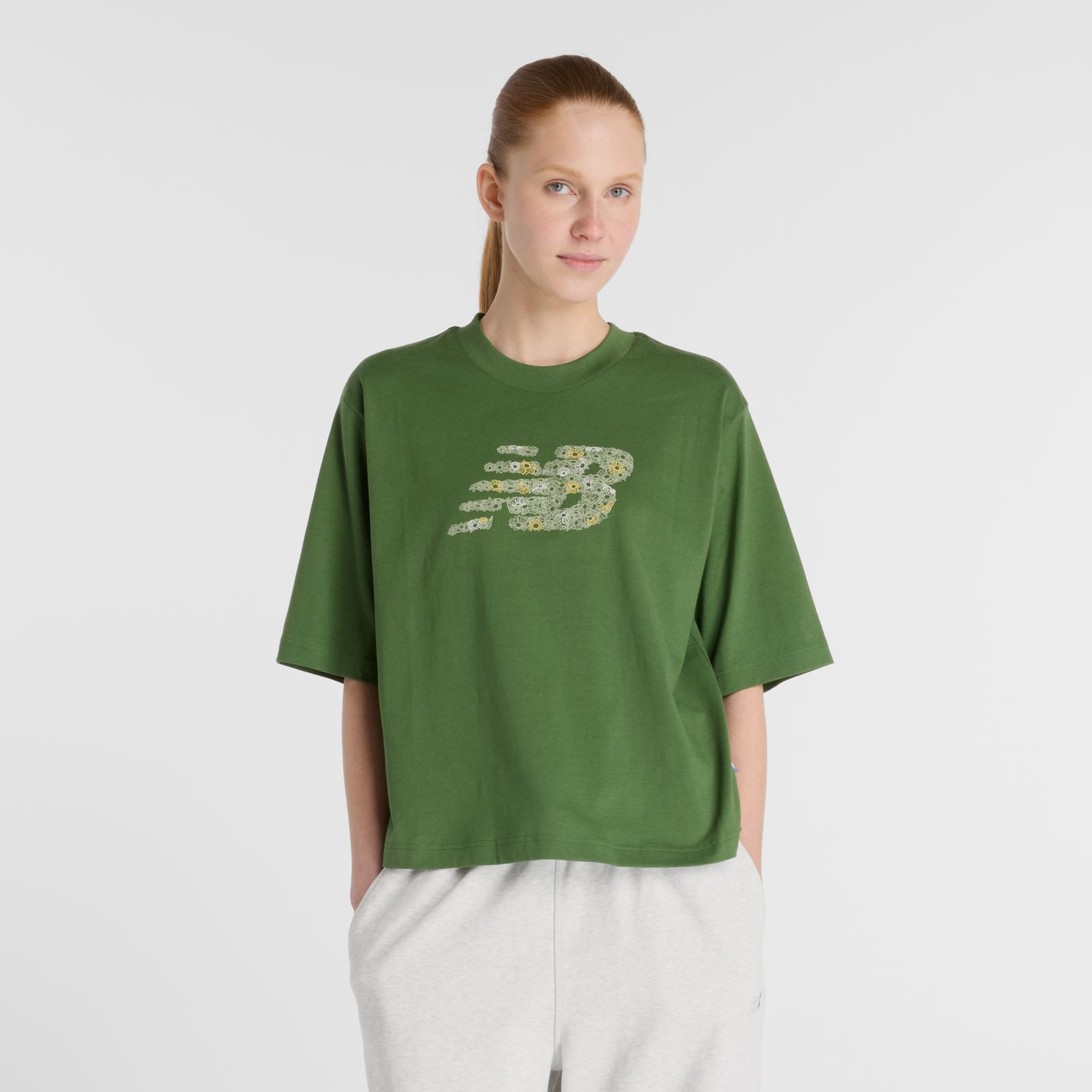 New Balance Remera Flower Logo Crew WTA53929, Dark Alpine Green, swatch