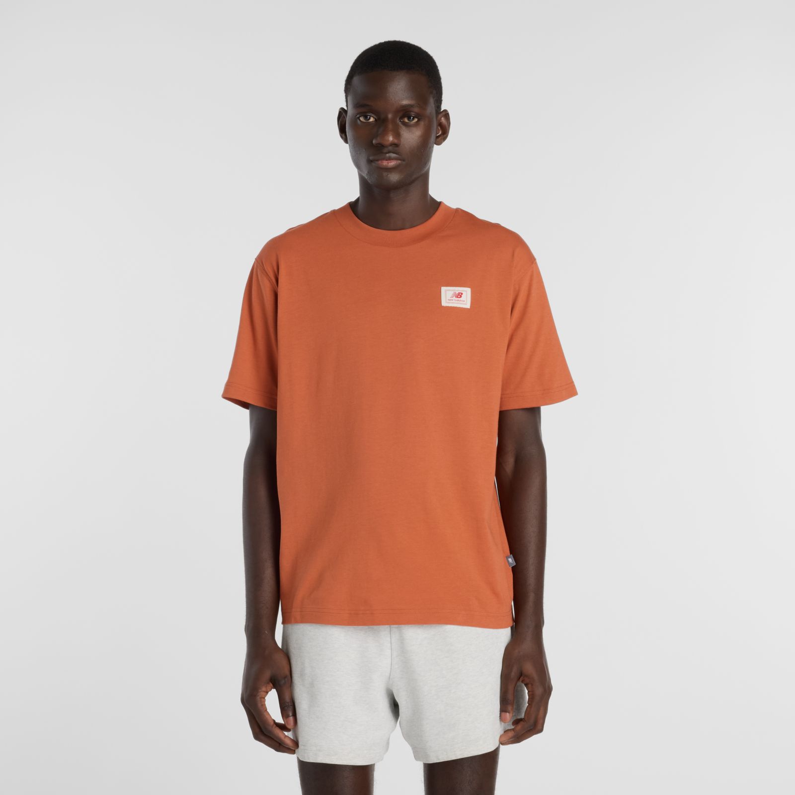 New Balance Remera Woven Label MTA53928, Cinnamon, swatch