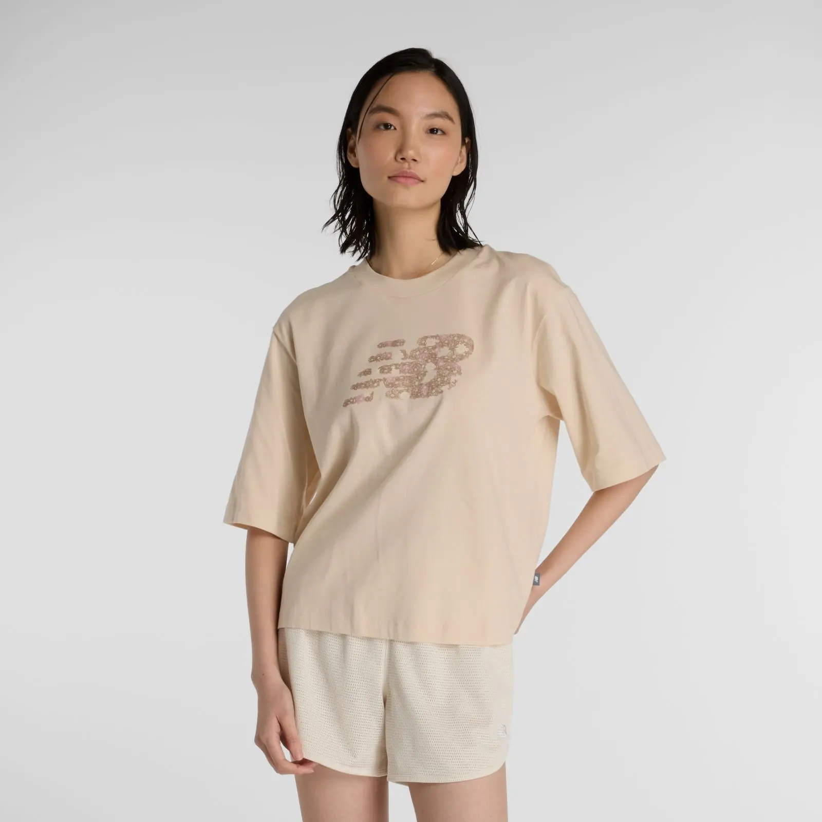 New Balance Remera Flower Logo Crew WTA53929, Linen, swatch