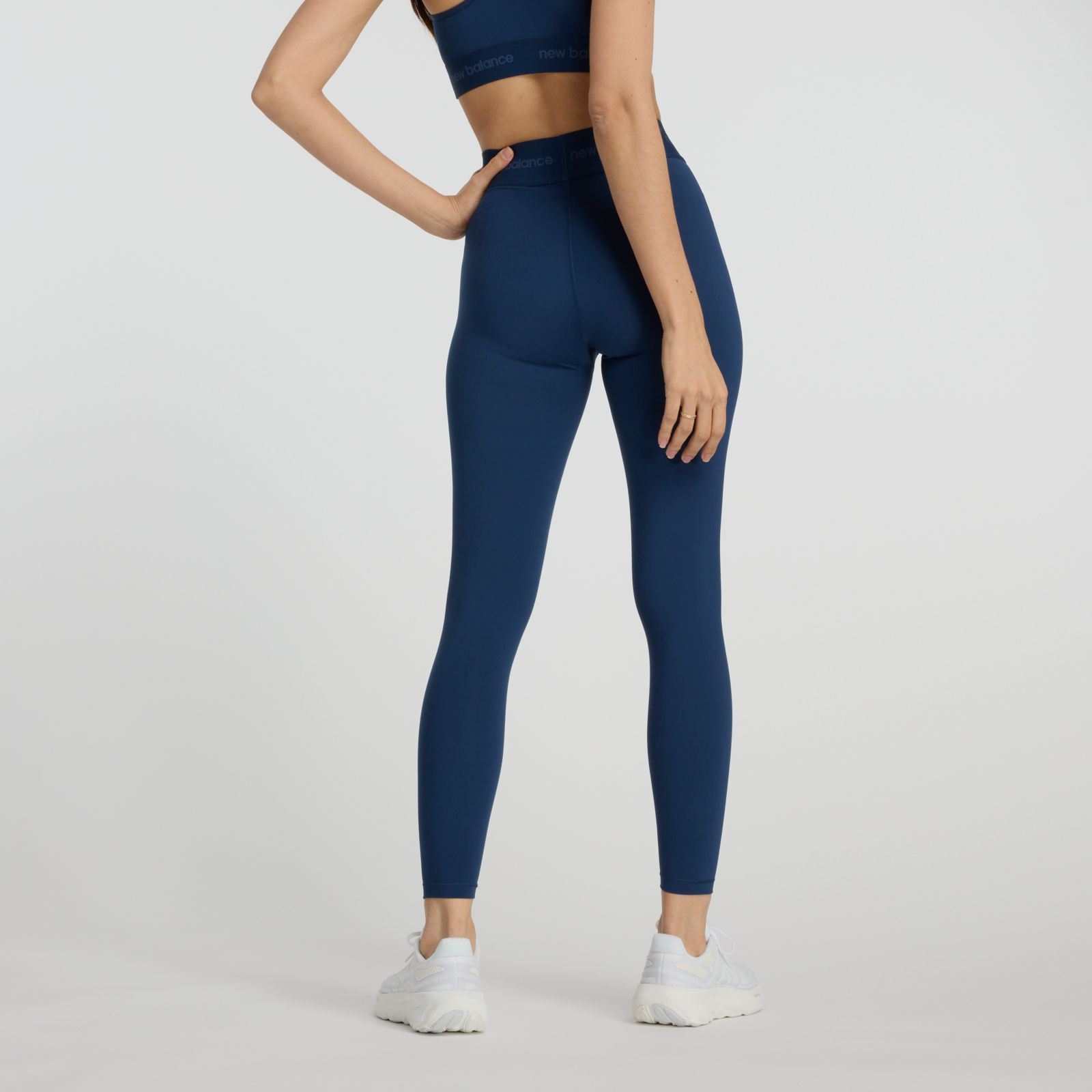 Kimberly usa talle S y mide 170 | Pecho 83cm | Cintura 63.5cm | Cadera 94cm 