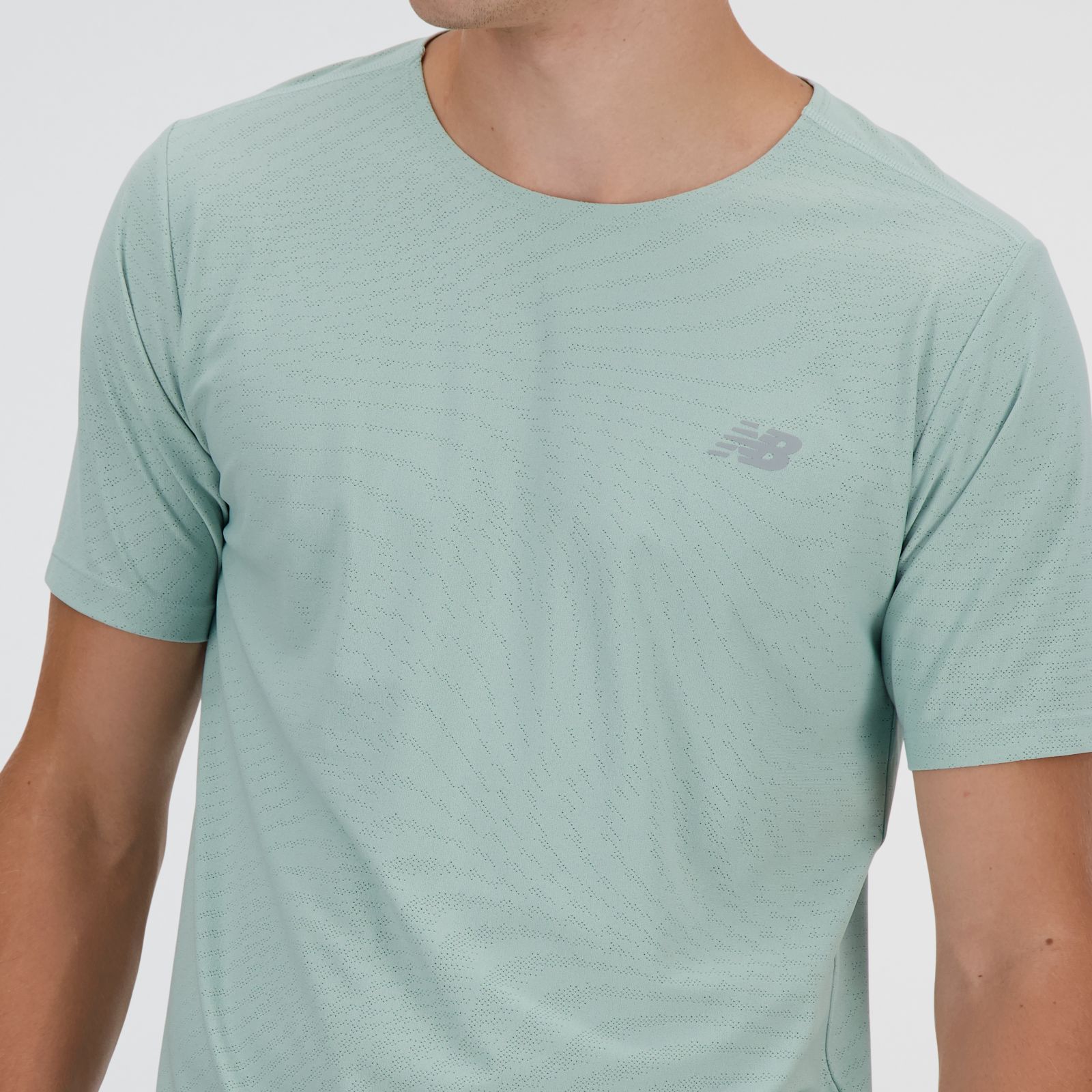 Sebastian usa talla M y mide 188cm | Pecho 98.4cm | Cintura 81.3cm | Cadera 99cm   