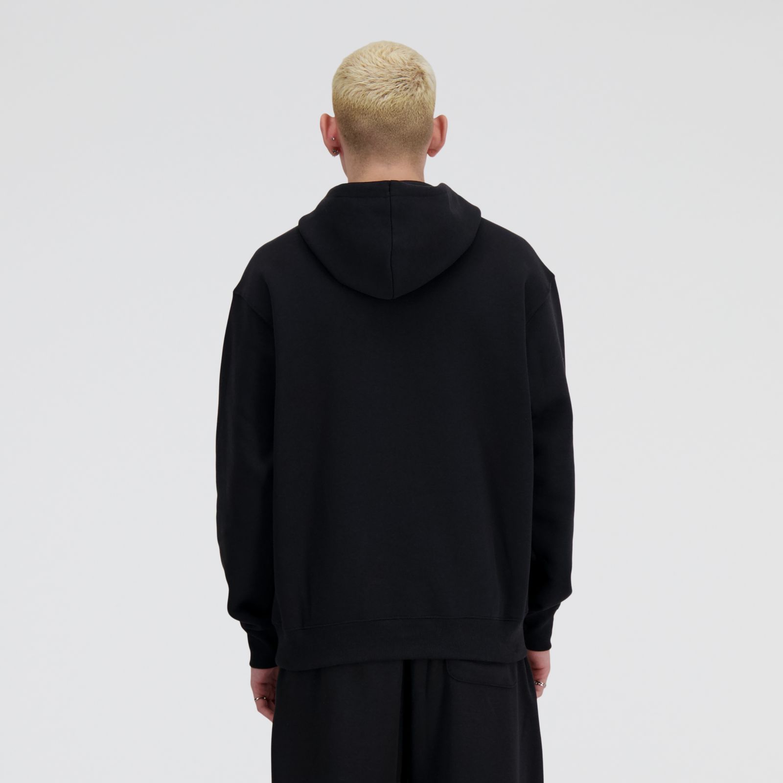 Sebastian usa talla M y mide 188cm | Pecho 98.4cm | Cintura 81.3cm | Cadera 99cm