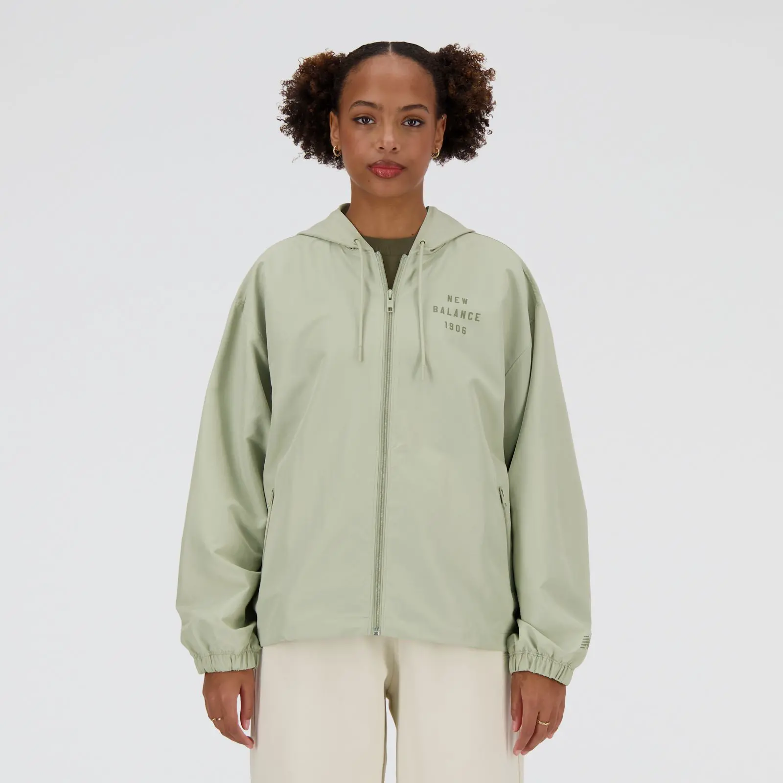 New Balance Campera Iconic Collegiate Woven Jacket WJ41508, Olivine, swatch