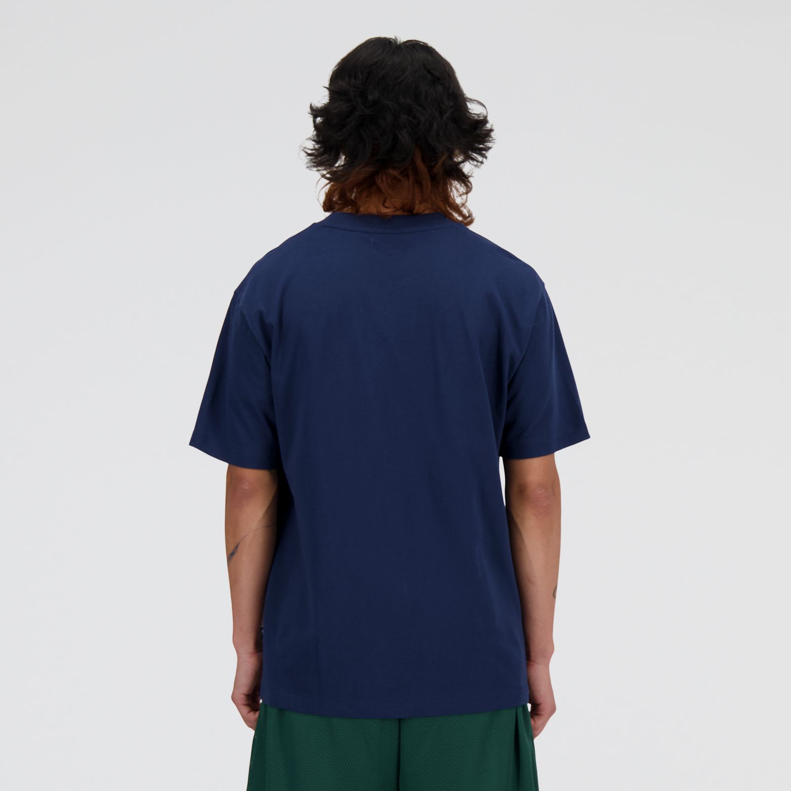Tyler usa talla M y mide 182.8cm | Pecho 92cm | Cintura 75cm |Cadera 94cm 