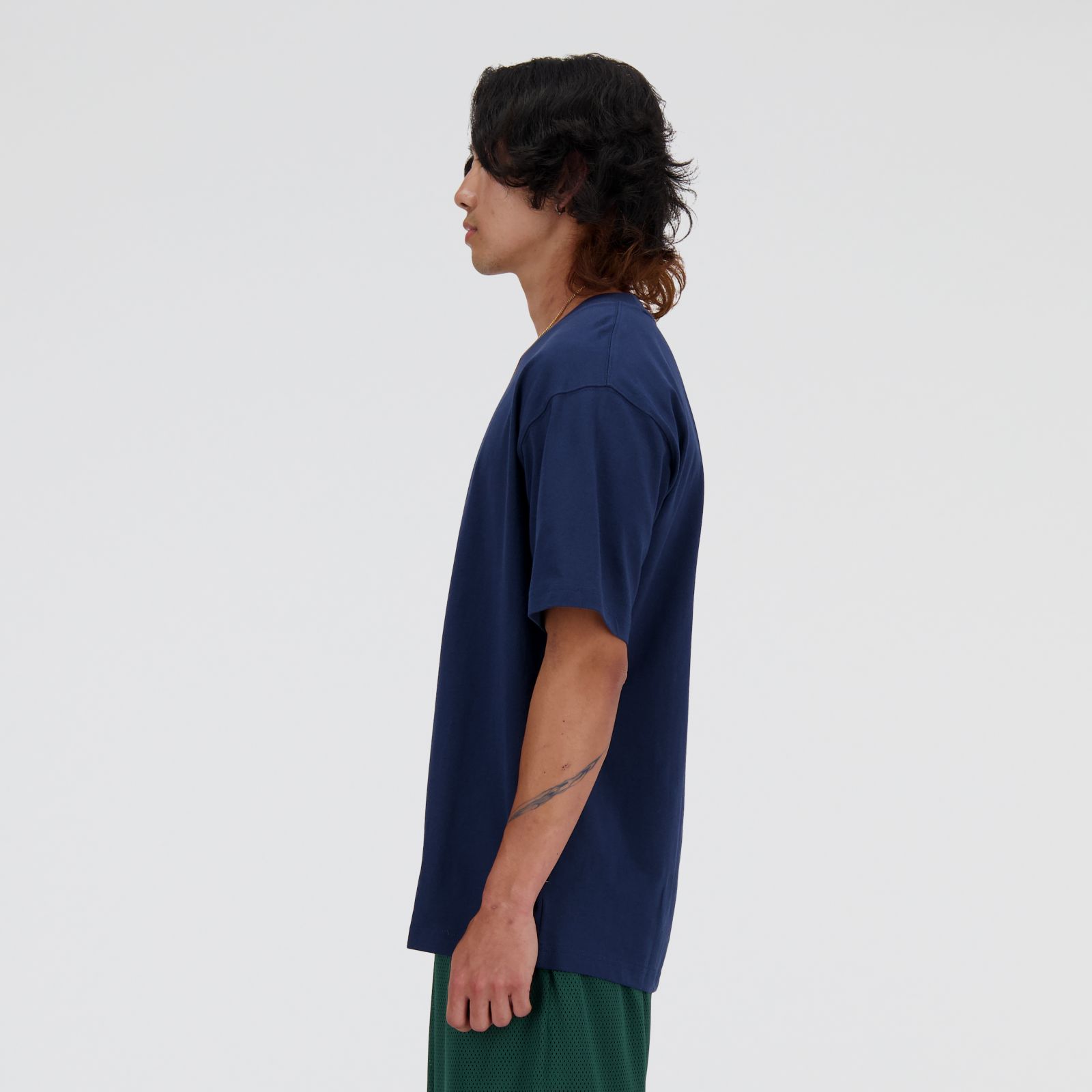 Tyler usa talla M y mide 182.8cm | Pecho 92cm | Cintura 75cm |Cadera 94cm 