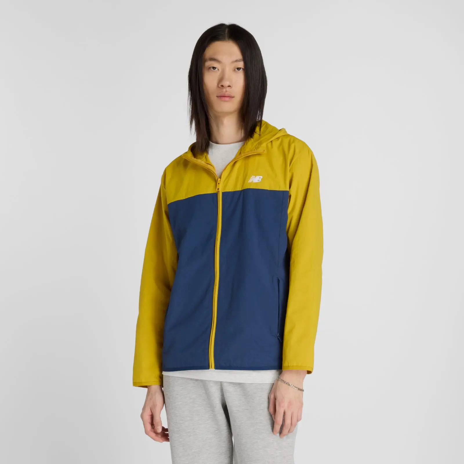 New Balance Campera Athletics Woven Jacket MJ41506, Baroque gold, swatch