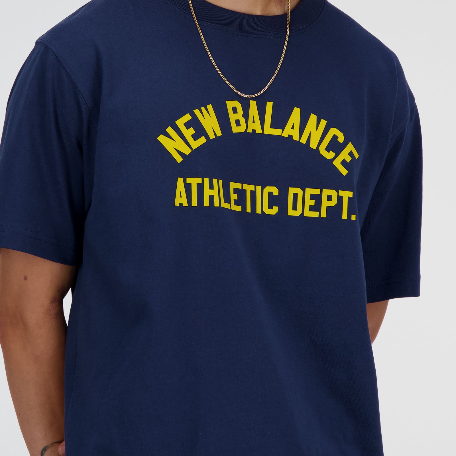 Tyler usa talla M y mide 182.8cm | Pecho 92cm | Cintura 75cm |Cadera 94cm 