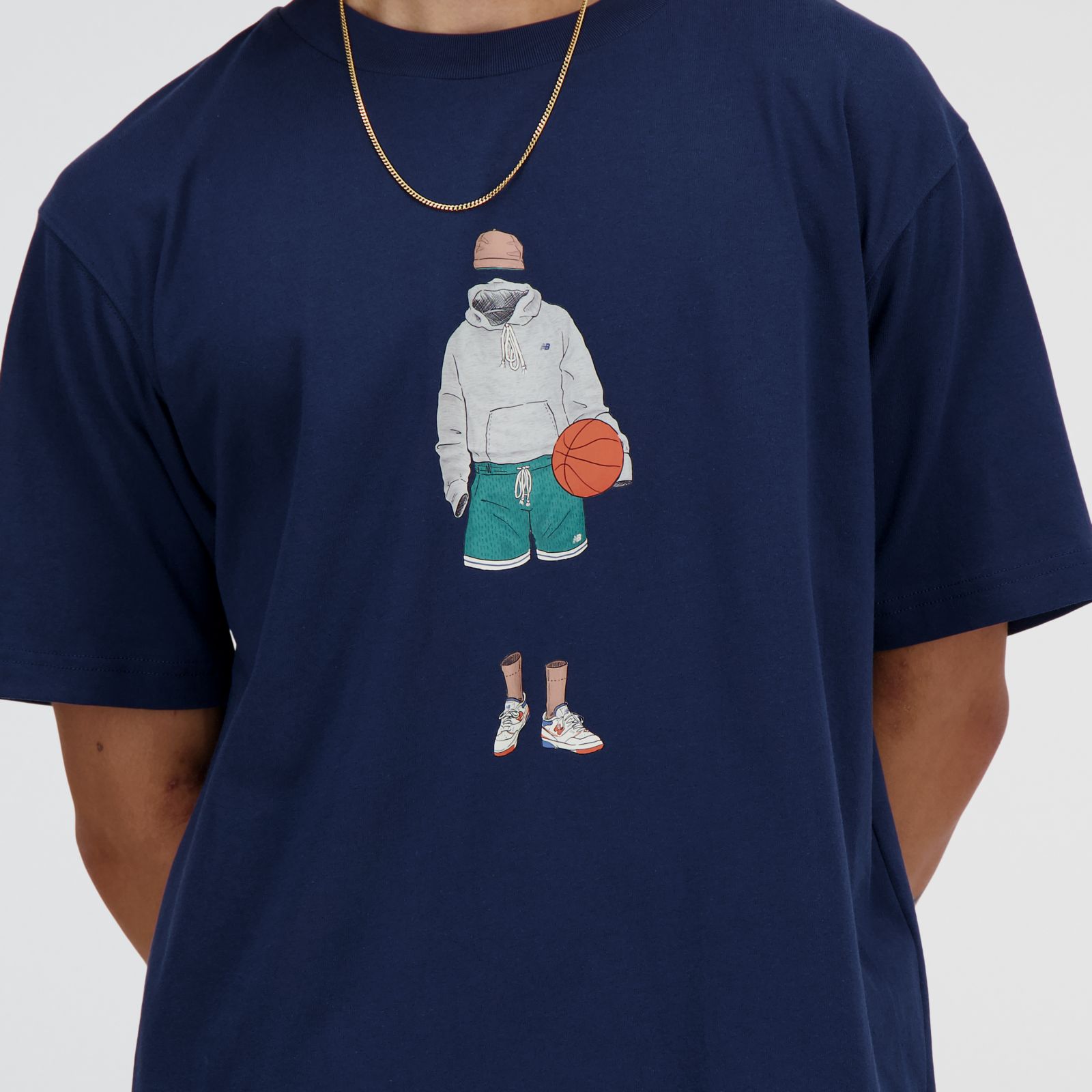 Tyler usa talla M y mide 182.8cm | Pecho 92cm | Cintura 75cm |Cadera 94cm 