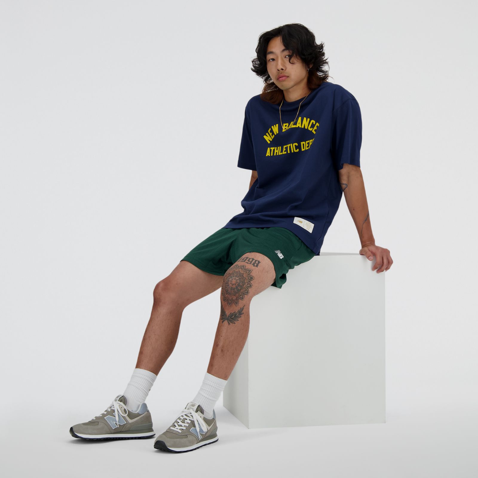 Tyler usa talla M y mide 182.8cm | Pecho 92cm | Cintura 75cm |Cadera 94cm 