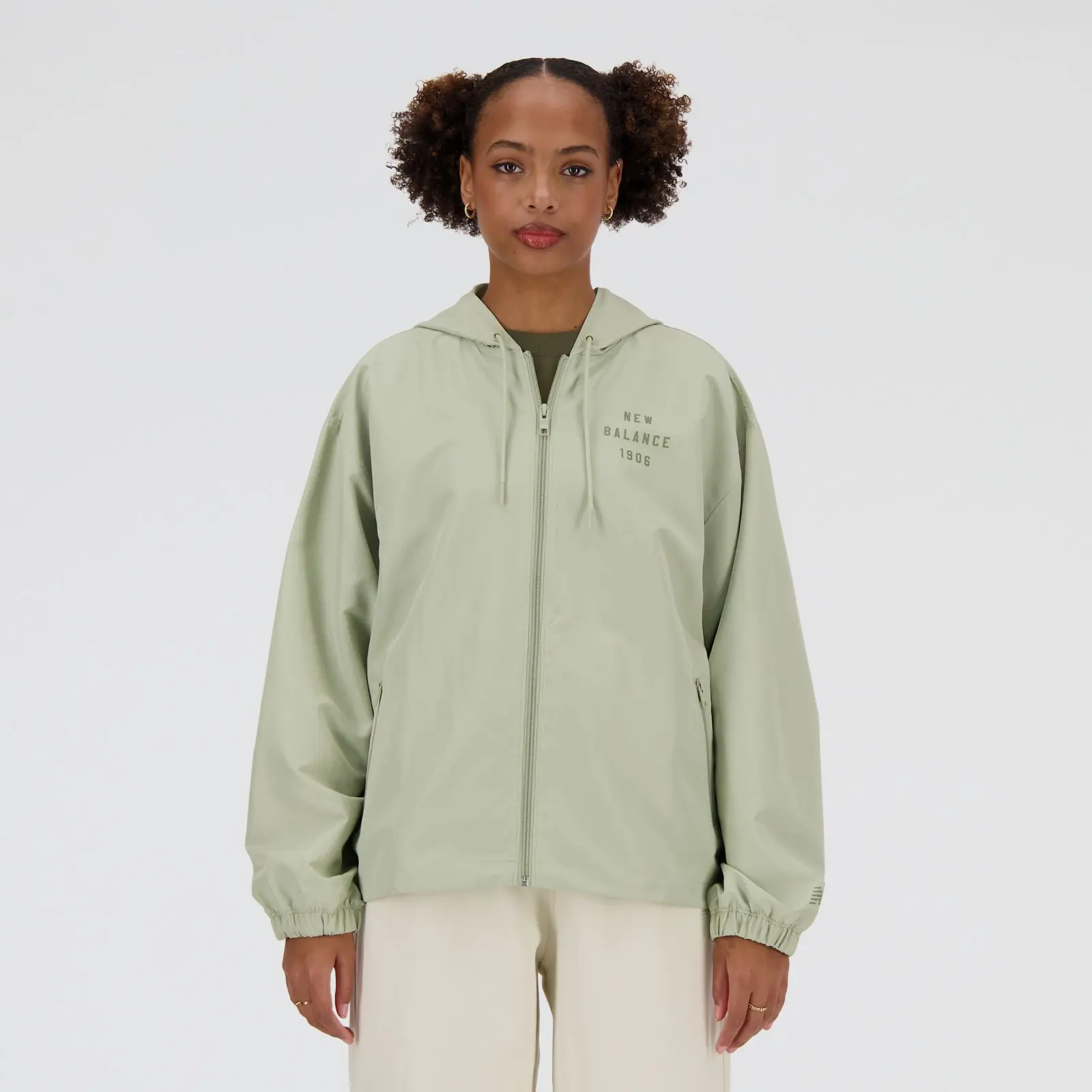 New Balance Campera Iconic Collegiate Woven Jacket WJ41508, Olivine, swatch