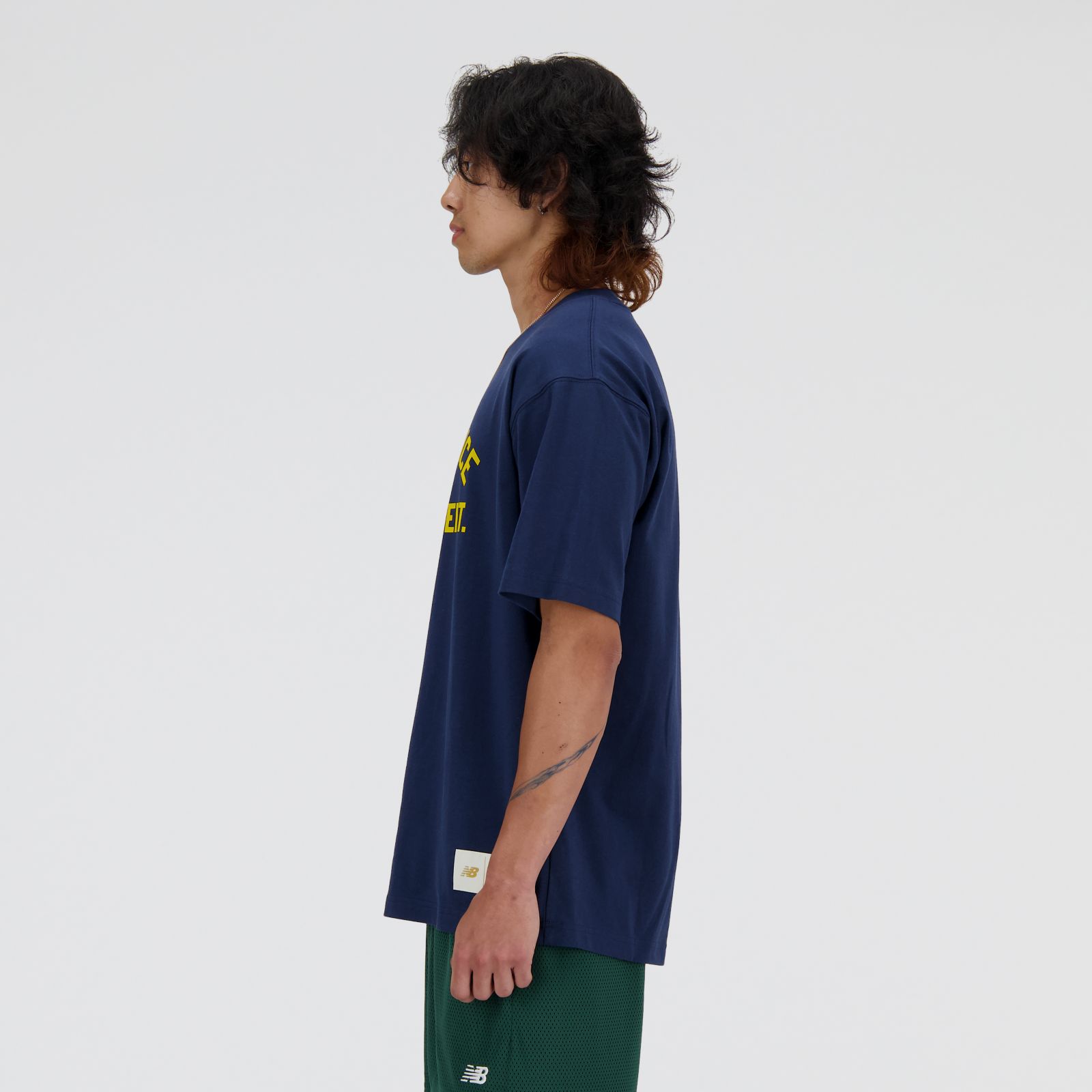 Tyler usa talla M y mide 182.8cm | Pecho 92cm | Cintura 75cm |Cadera 94cm 