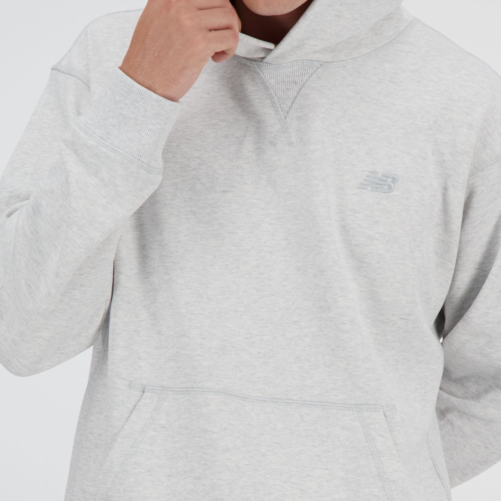 Sebastian usa talla M y mide 188cm | Pecho 98.4cm | Cintura 81.3cm | Cadera 99cm 