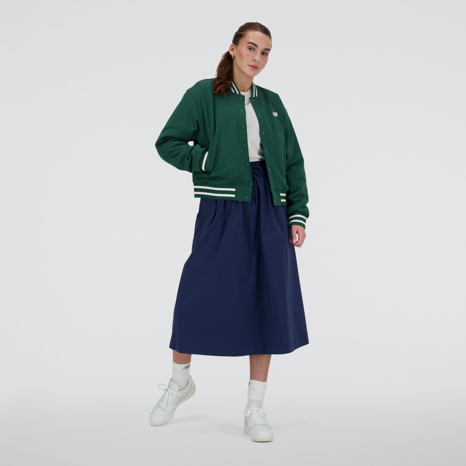 Tess usa talla S y mide 174cm | Pecho 80cm | Cintura 65.5cm | Cadera 88cm