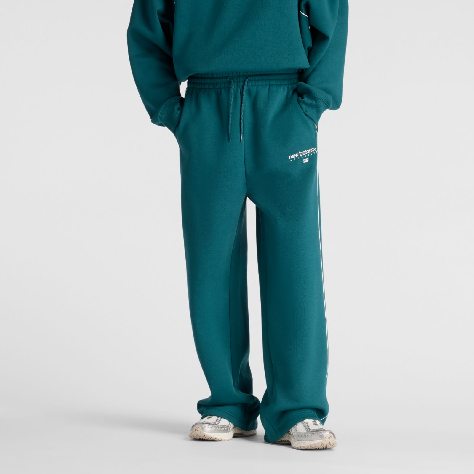 New Balance Pantal&oacute;n Trackside Fleece MB61M77E, Medusa Green/Sea Salt, swatch