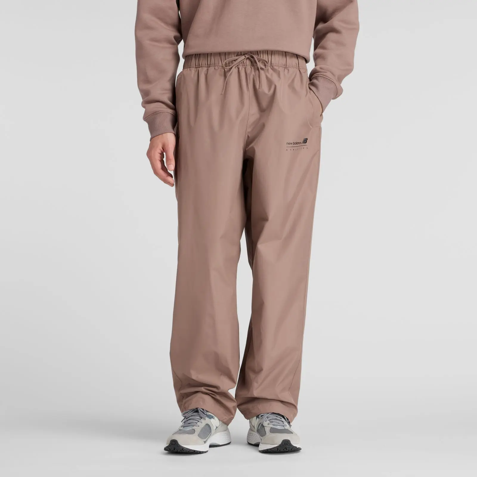 New Balance Pantalón Linear Graphic Woven MP53548, Earth Shadow, swatch