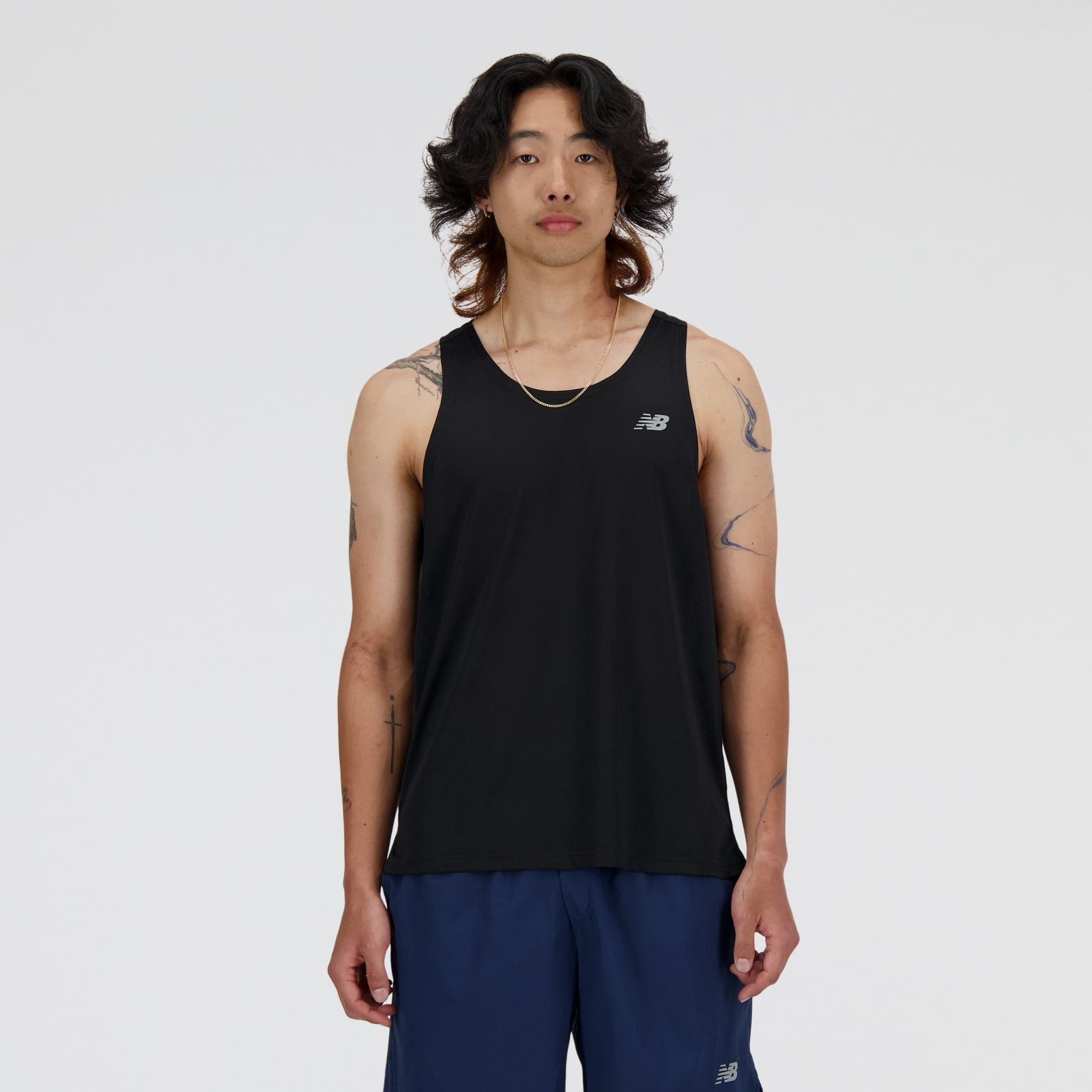 Tyler usa talla M y mide 182.8cm |Pecho 92cm |Cintura 75cm | Cadera 94cm