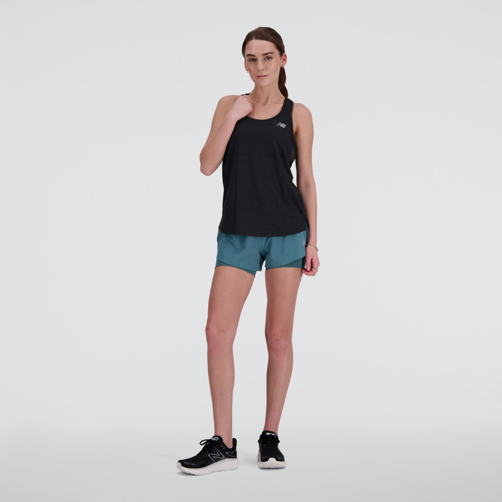 Tess usa talla S y mide 174cm |Pecho 80cm |Cintura 65.5cm |Cadera 88cm