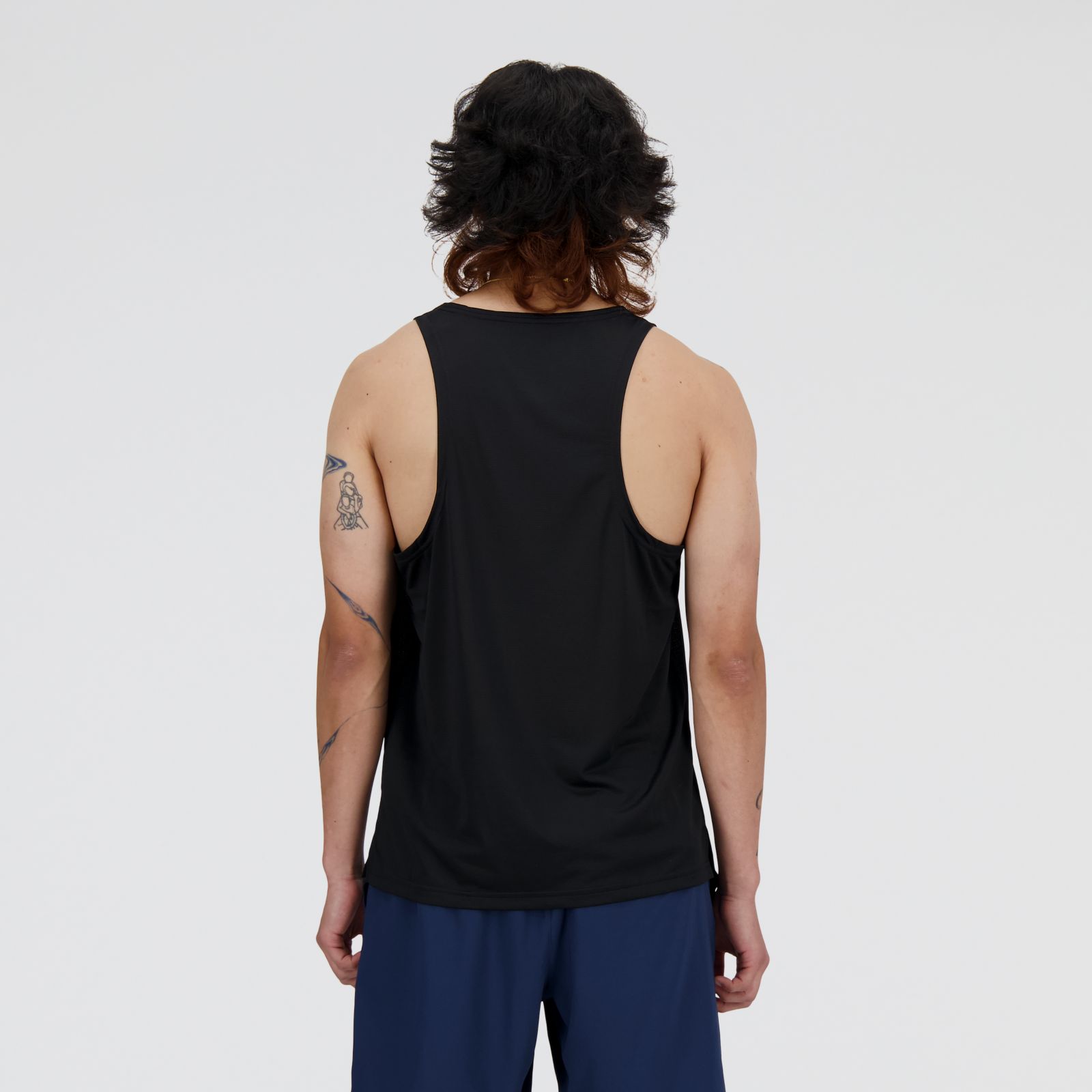 Tyler usa talla M y mide 182.8cm |Pecho 92cm |Cintura 75cm | Cadera 94cm